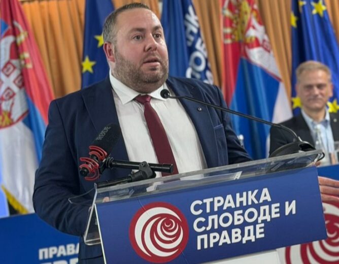 Trijumf šatora nad institucijama