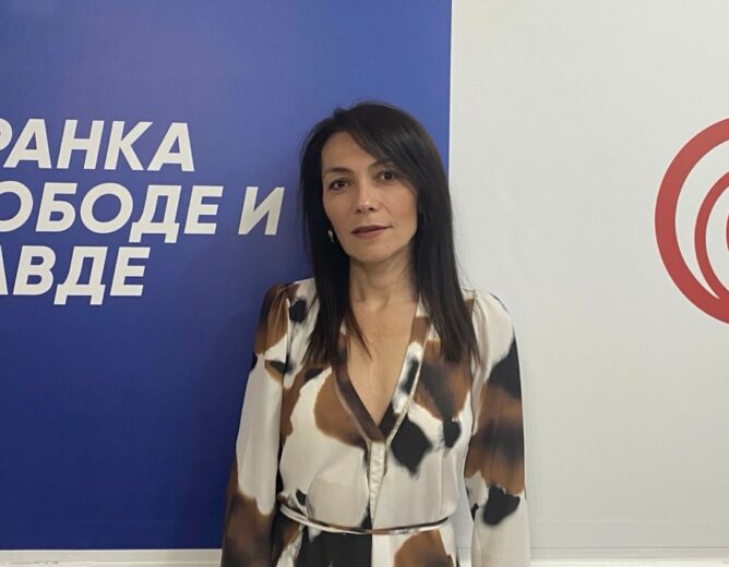  Umesto udžbenika i boljih  uslova transparenti u rukama đaka